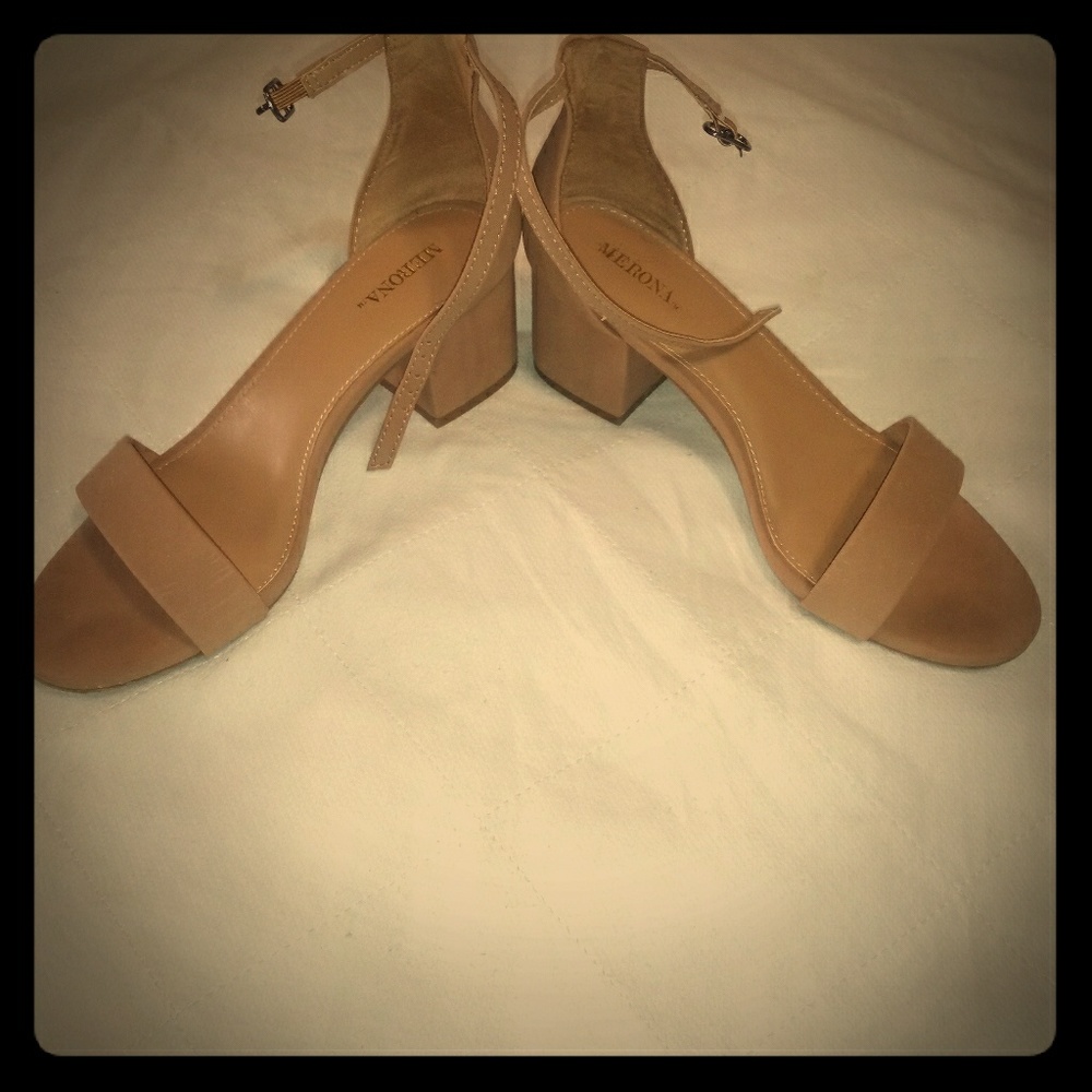 Small heel shoe
